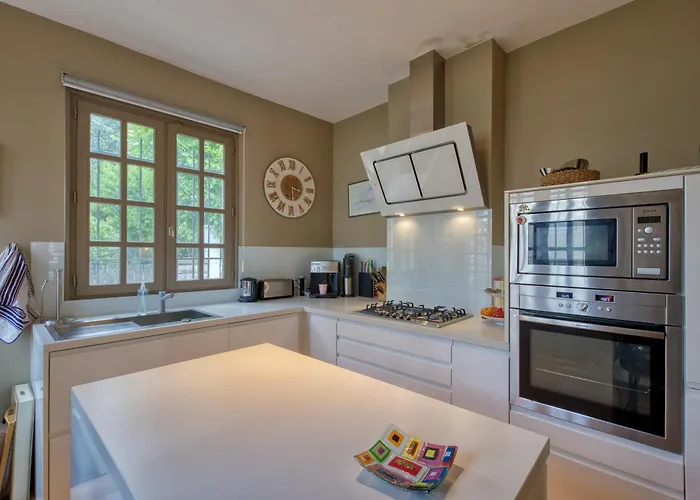 Fripouille - A 100 M De La *