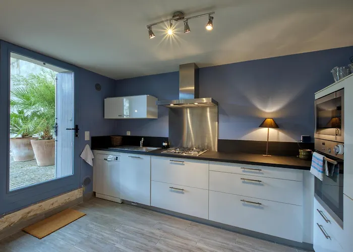 Fripouille - A 100 M De La *